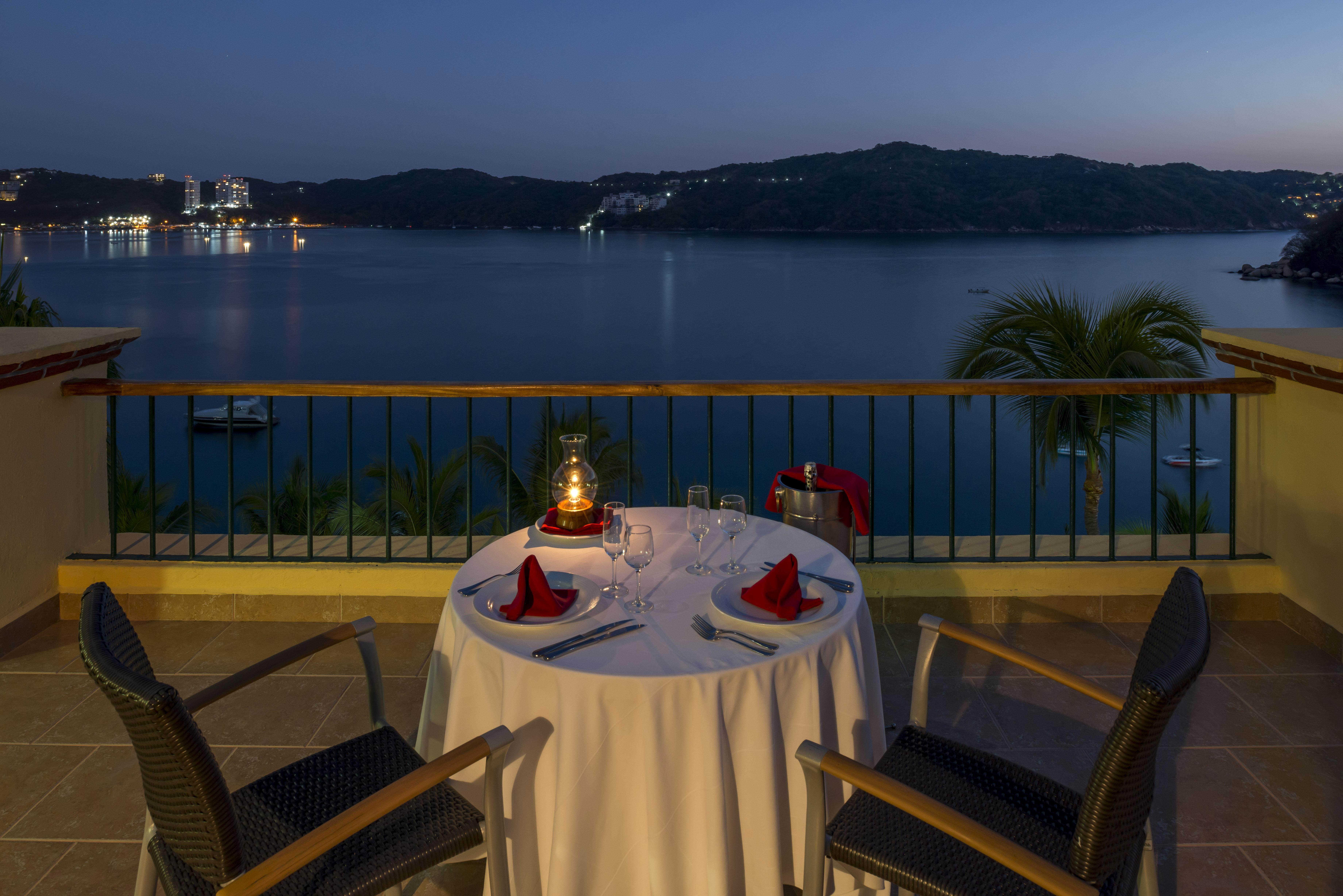 Hotel Camino Real Acapulco Diamante Esterno foto A table set for dinner