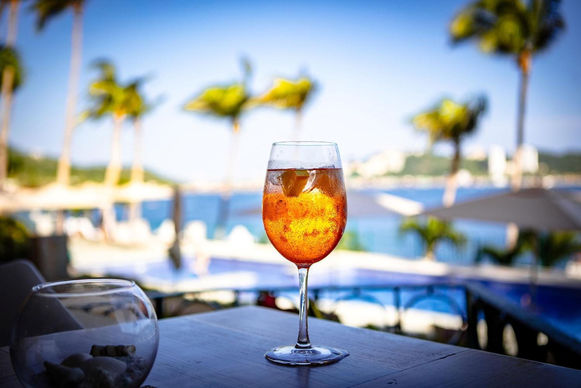 Hotel Camino Real Acapulco Diamante Esterno foto A glass of Aperol Spritz