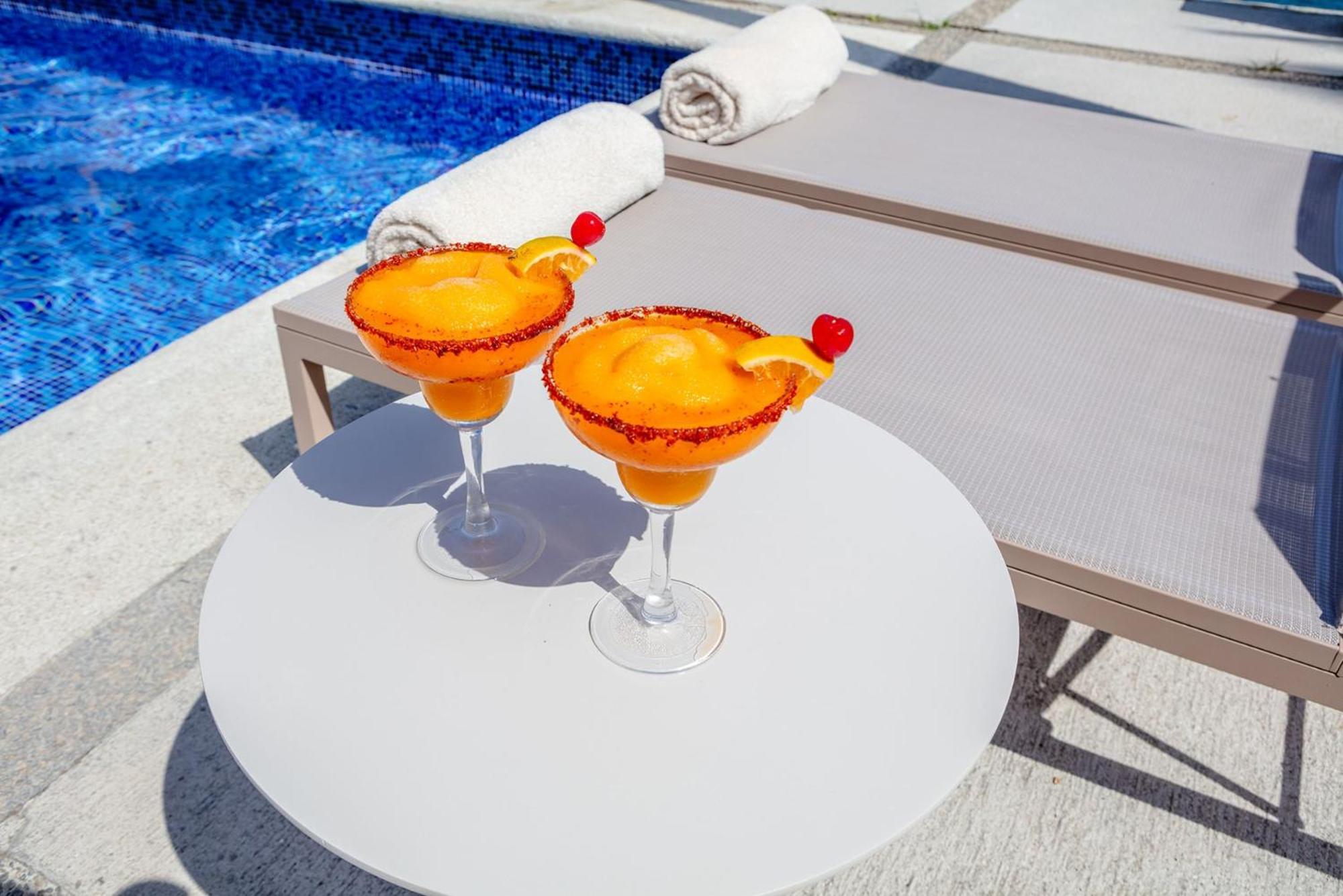Hotel Camino Real Acapulco Diamante Esterno foto Margarita cocktails