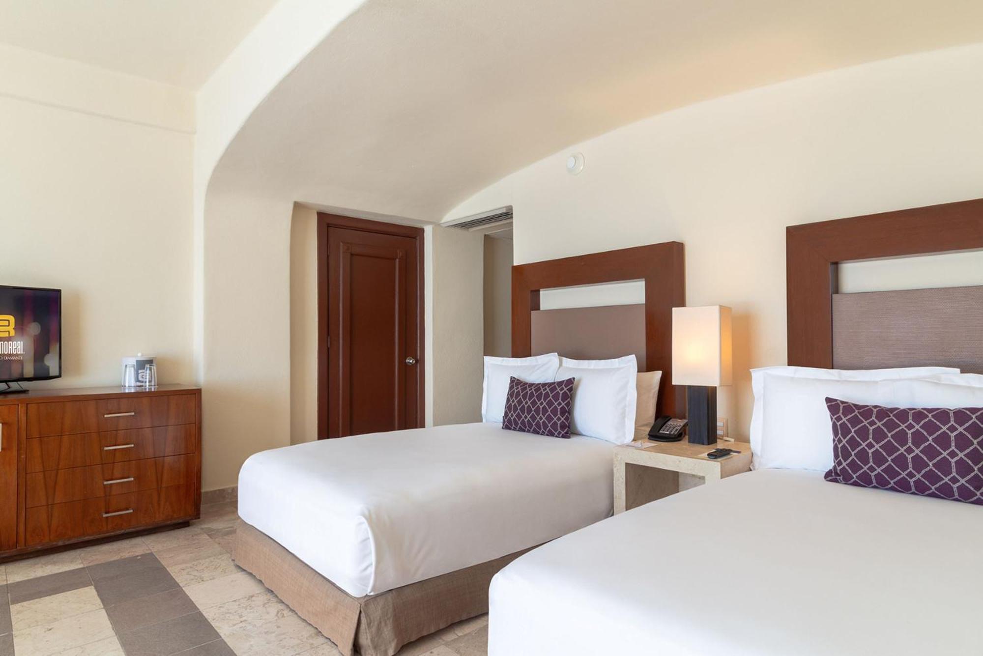 Hotel Camino Real Acapulco Diamante Esterno foto A guest room at the Hilton Vallarta Bay Resort