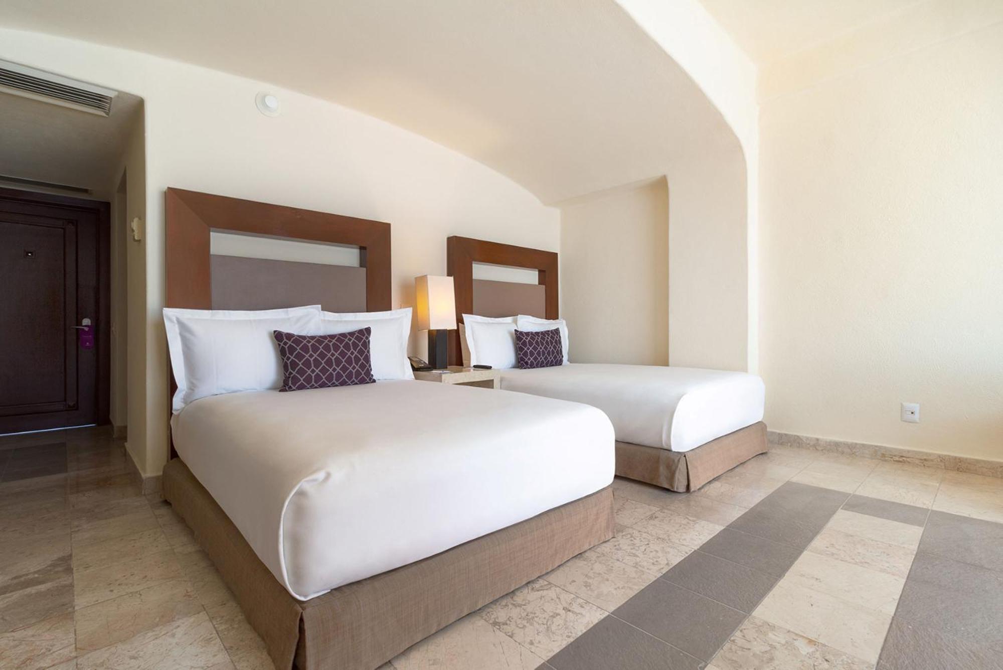 Hotel Camino Real Acapulco Diamante Esterno foto A guest room at the hotel